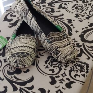 Sanuk black and white flats
